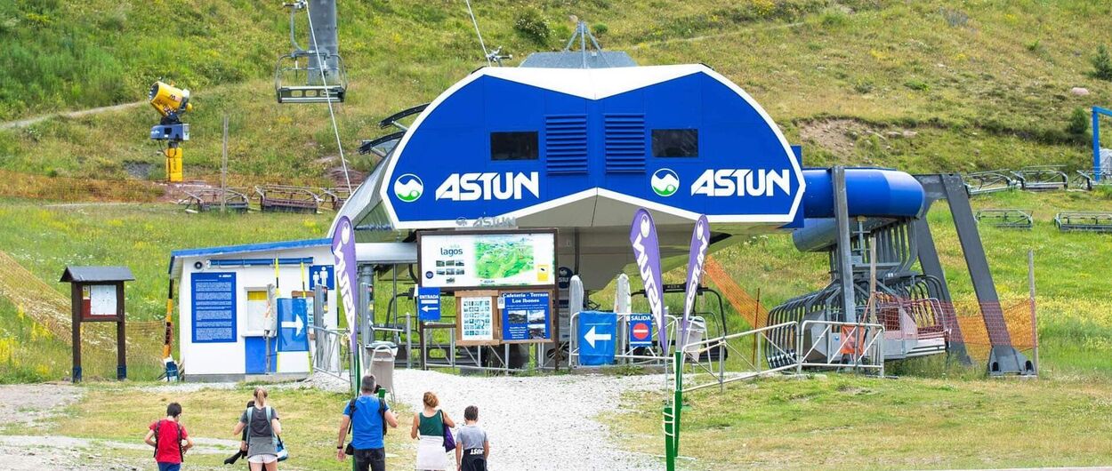 La estación de esquí de Astún se abre al verano para actividades de montaña