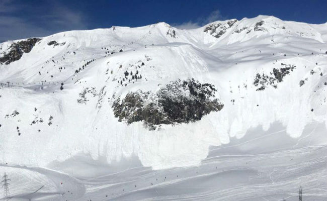 Una espectacular avalancha de desencadena en Baqueira