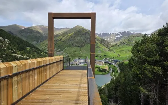 La Vall de Núria inicia el verano con el estreno del nuevo Mirador del Llac