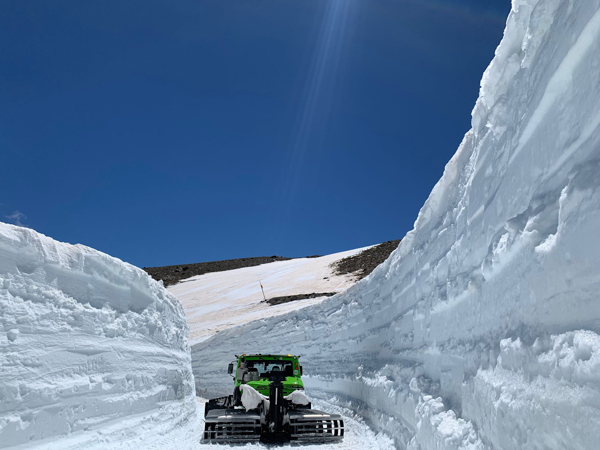 Sierra Nevada abre la carretera del Veleta entre muros de nieve de hasta seis metros