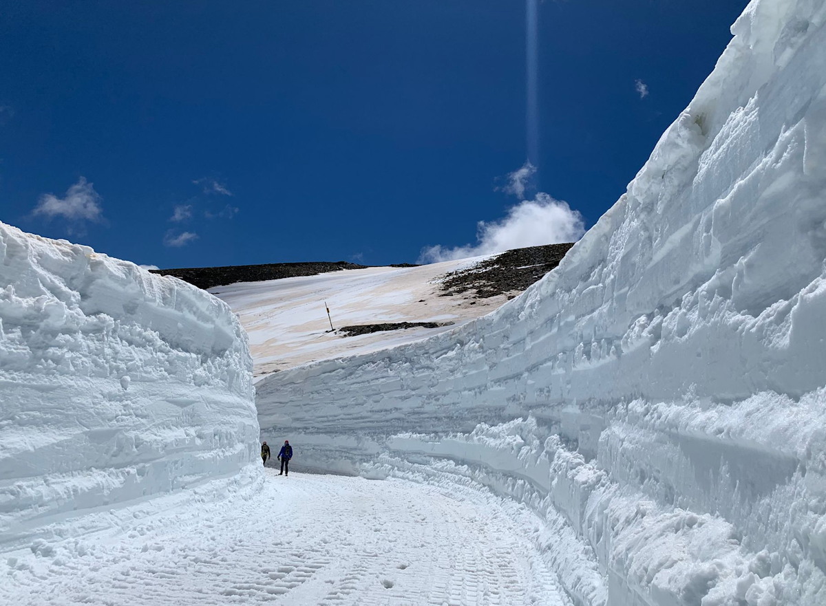 Sierra Nevada difunde un nuevo vídeo con grandes muros de nieve en la Laguna