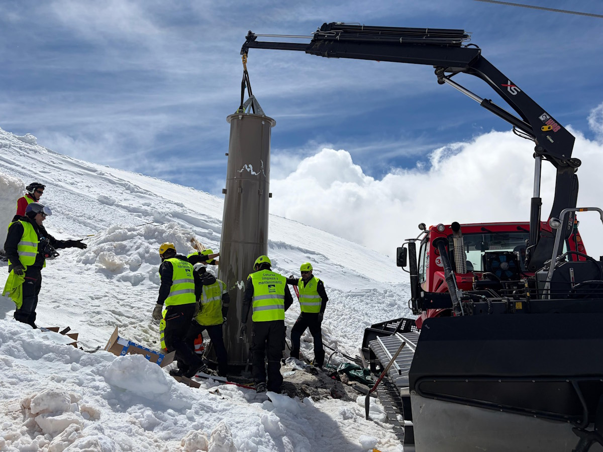 Sierra Nevada cierra la Laguna para instalar la nueva torre del telesilla y reabrir en Semana Santa