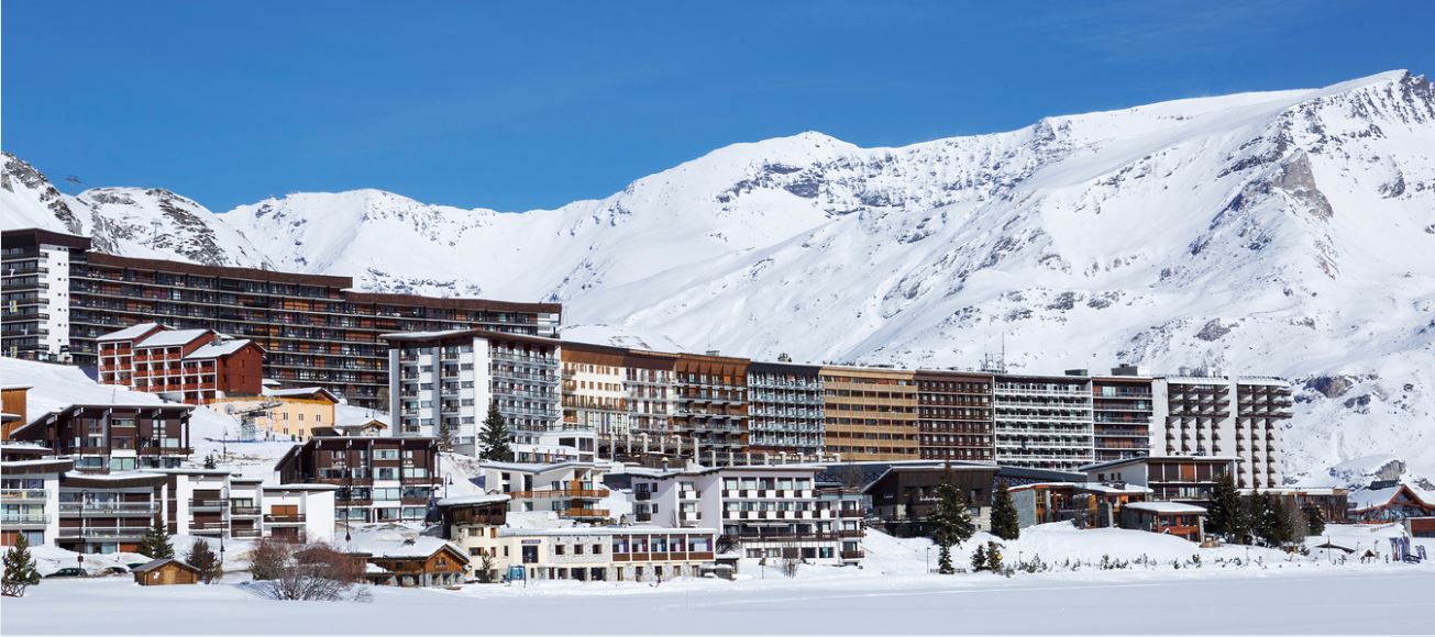 La asistencia a las estaciones de esquí de Francia en las vacaciones de febrero cayó un 48%