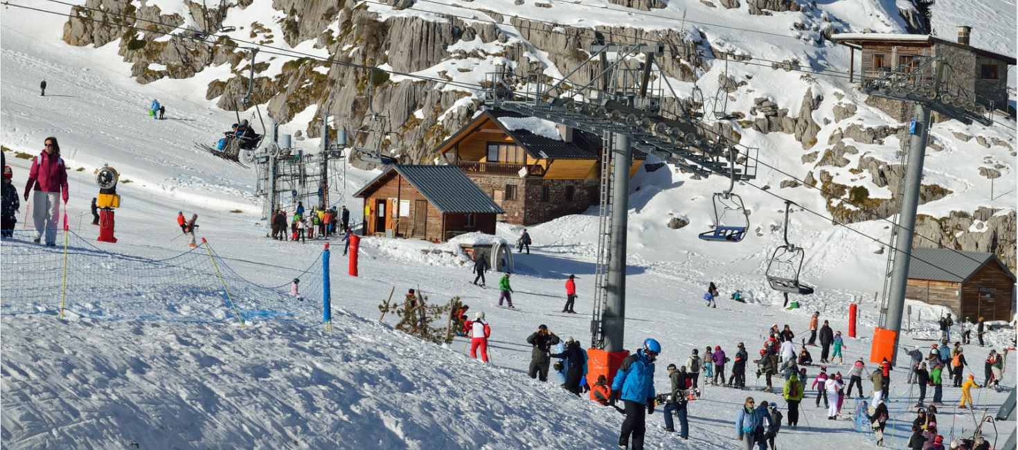 Los franceses llenan las estaciones de esquí pese al cierre de remontes