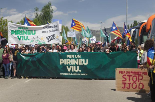 Miles de personas se manifiestan en Puigcerdà contra los Juegos Olímpicos de invierno