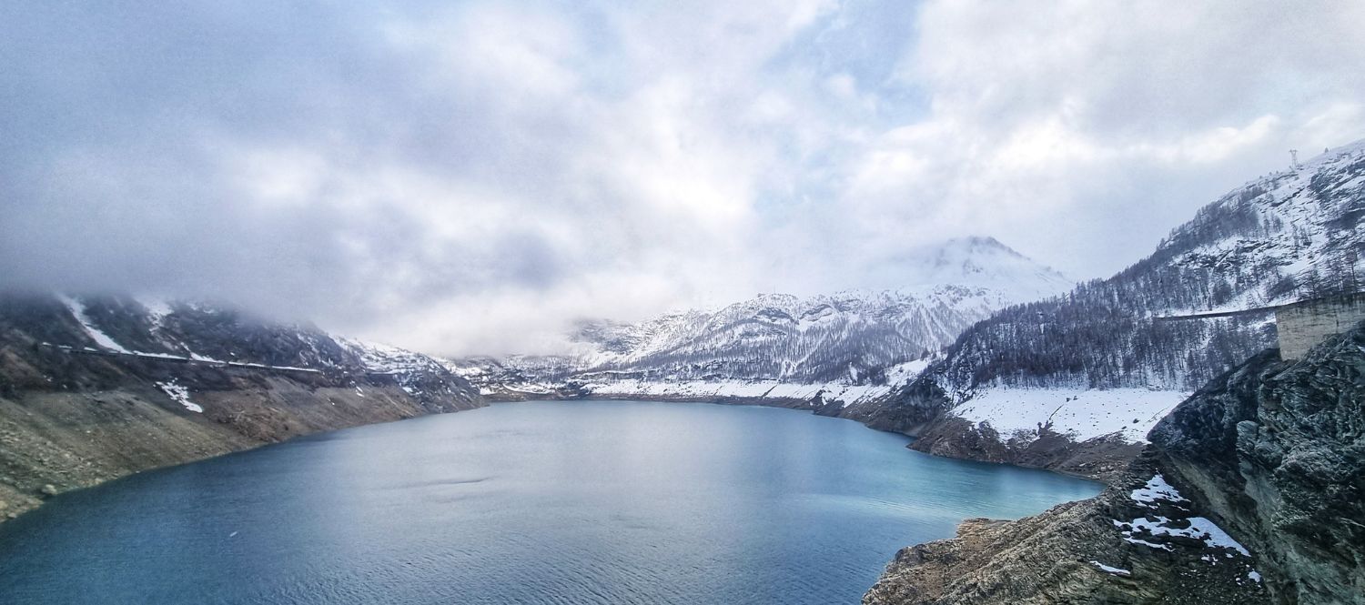 Un lago glacial mantiene en alerta a la estación de esquí de Tignes