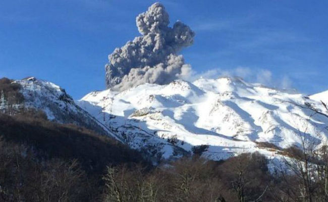 El volcán de Nevados de Chillán entra en erupción