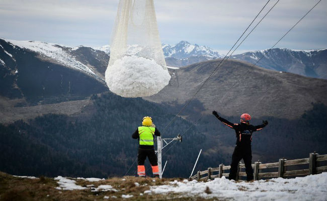 Polémica en Francia al transportar nieve en helicóptero